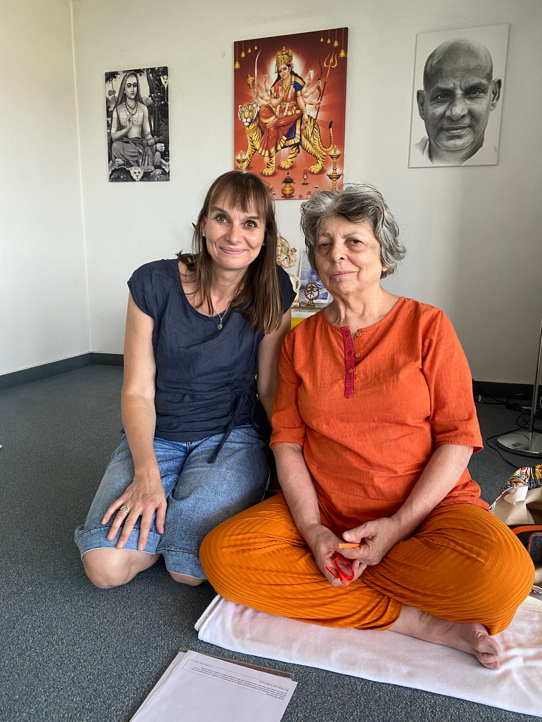 Sabine Stratmann mit ihrer Lehrerin Swami Saradananda beim Muladhara Intensivseminar in Bad Meinberg