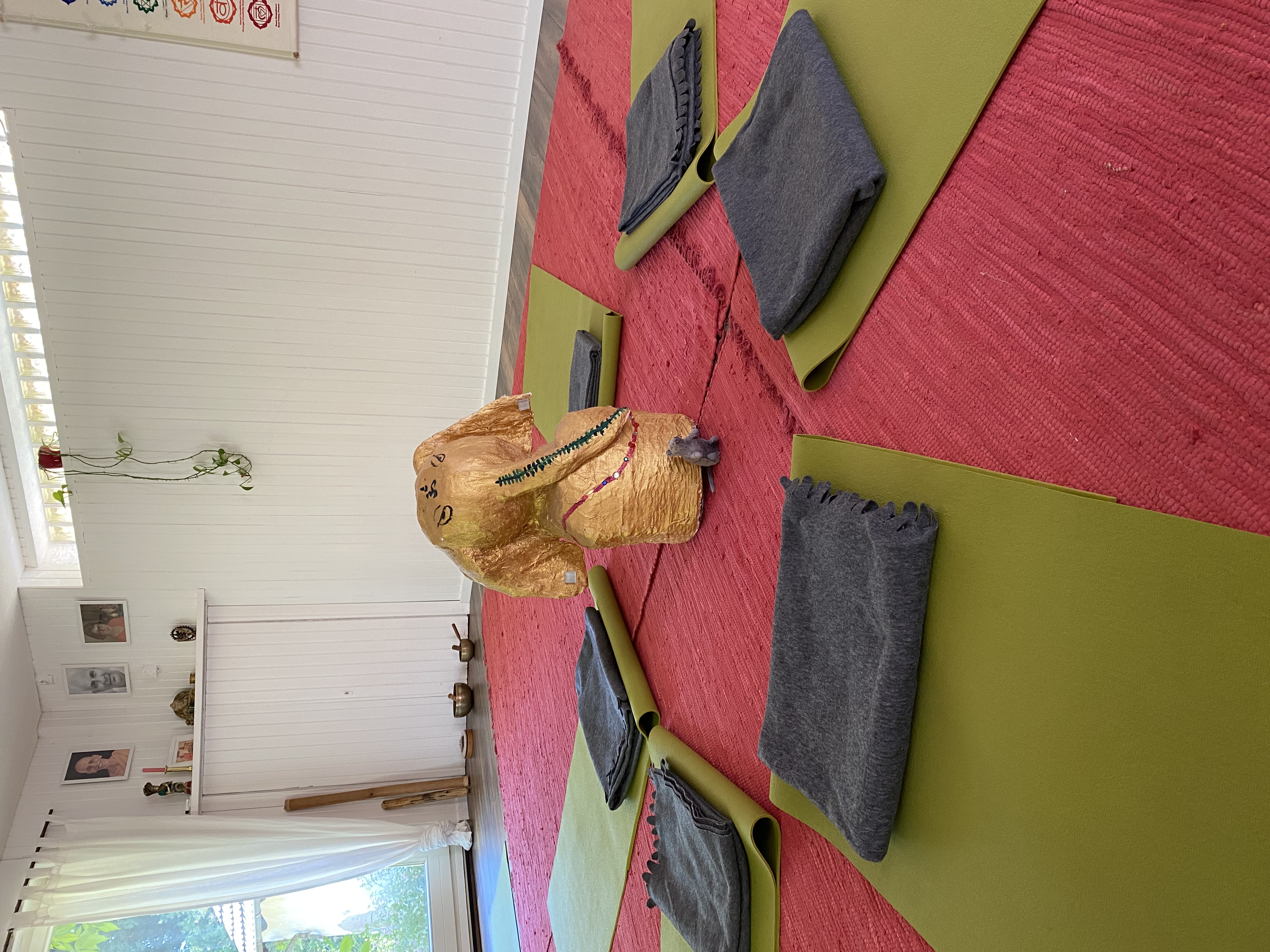 Kinderyoga-Raum in Herdecke: Yogamatten und Decken im Kreis mit einer Elefanten-Figur