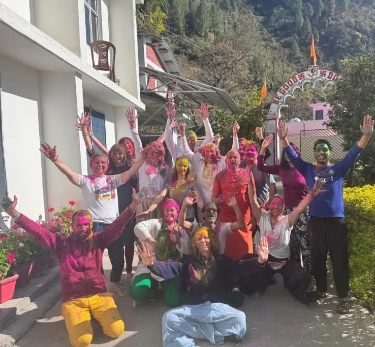 Reisegruppe bei einer Holi-Farbfeier in Indien