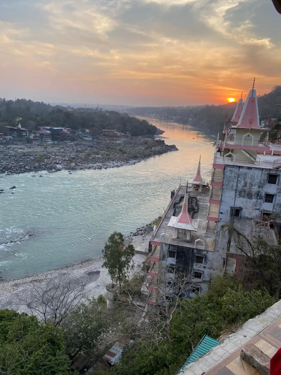 Sonnenuntergang an einem Fluss – Reise nach Nordindien