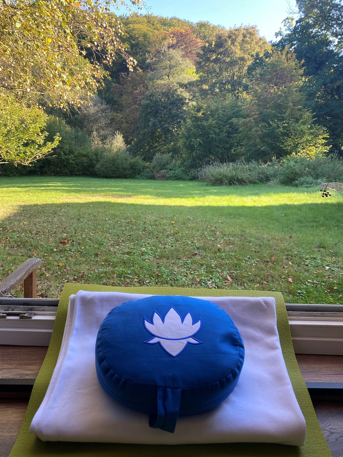 Meditationskissen am Fenster – ruhiges Stillleben